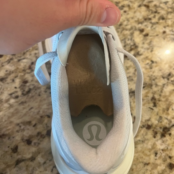 NWOT Lululemon blissful 2 Women’s running shoes size 7.5 - Picture 2 of 4